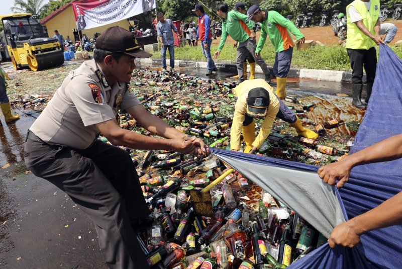 Ινδονησία: 97 άνθρωποι έχασαν τη ζωή τους και 160 νοσηλεύονται από κατανάλωση νοθευμένου αλκοόλ | iefimerida.gr 0