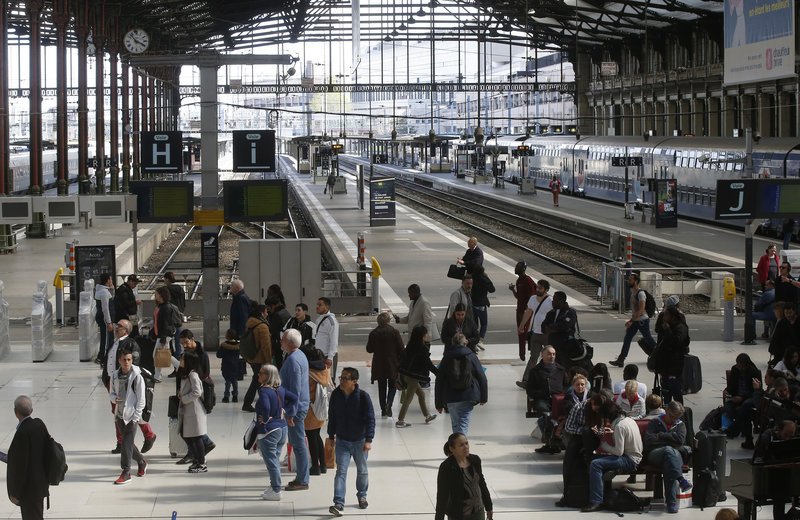 Ολη η Γαλλία απεργεί αλλά η δημοτικότητα του Μακρόν ανεβαίνει στα ύψη! | iefimerida.gr 4