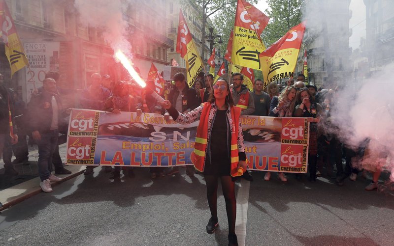 Ολη η Γαλλία απεργεί αλλά η δημοτικότητα του Μακρόν ανεβαίνει στα ύψη! | iefimerida.gr 1