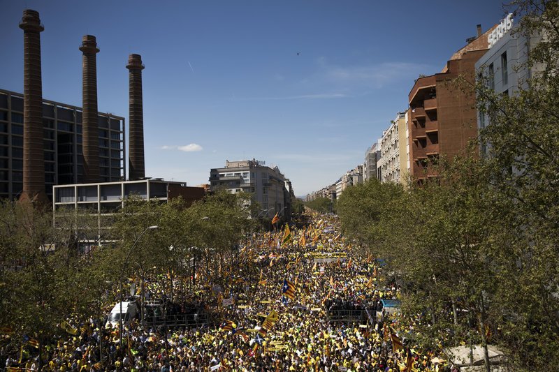 Μεγάλη διαδήλωση στη Βαρκελώνη -Πιέζουν για την ανεξαρτησία [εικόνες] | iefimerida.gr 0