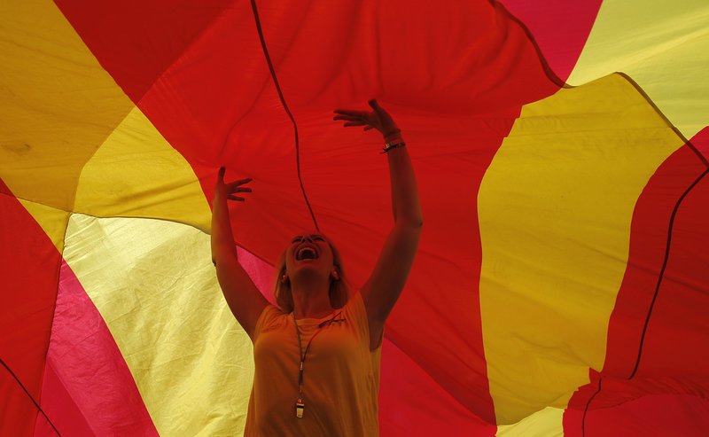 Μεγάλη διαδήλωση στη Βαρκελώνη -Πιέζουν για την ανεξαρτησία [εικόνες] | iefimerida.gr 1