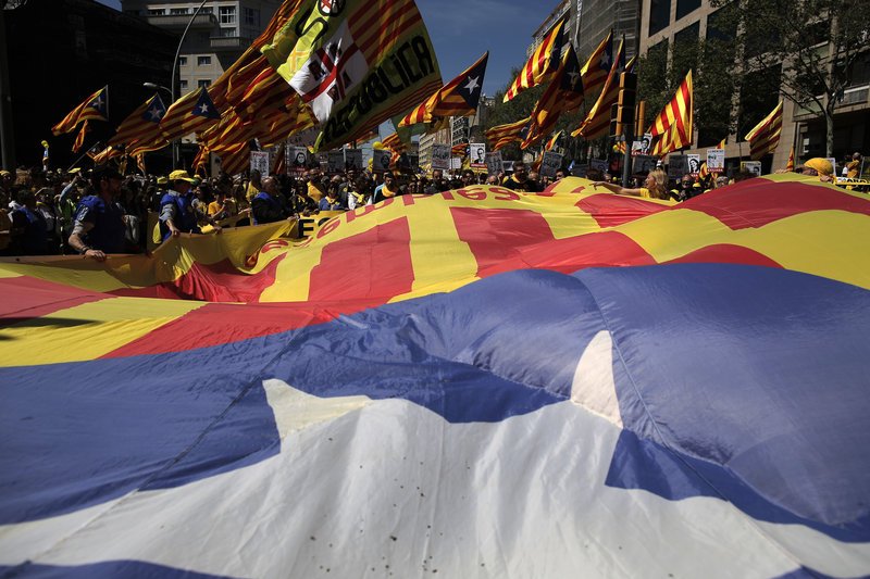 Μεγάλη διαδήλωση στη Βαρκελώνη -Πιέζουν για την ανεξαρτησία [εικόνες] | iefimerida.gr 2