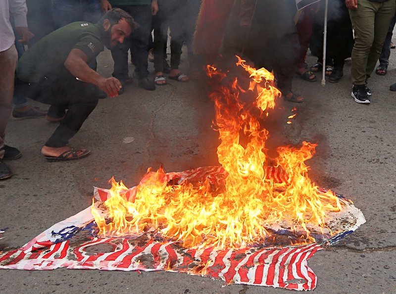 Στους δρόμους οι Ιρακινοί -Εκαψαν σημαία των ΗΠΑ [εικόνες] | iefimerida.gr 3