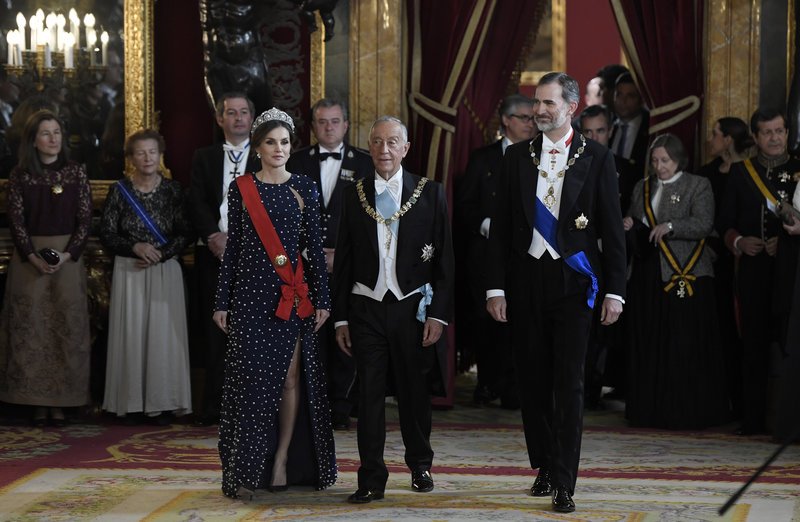 Τολμηρή βασίλισσα Λετίθια -Με τιάρα και τουαλέτα γεμάτη σκισίματα [εικόνες] | iefimerida.gr 3