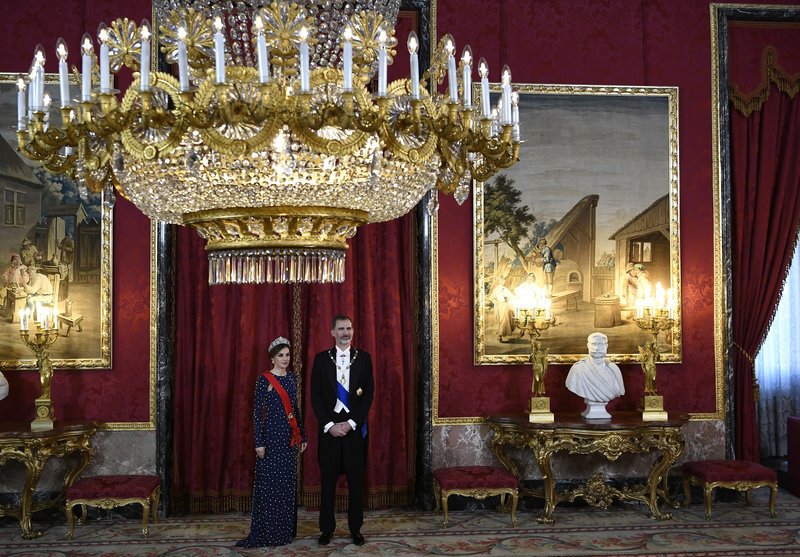 Τολμηρή βασίλισσα Λετίθια -Με τιάρα και τουαλέτα γεμάτη σκισίματα [εικόνες] | iefimerida.gr 4