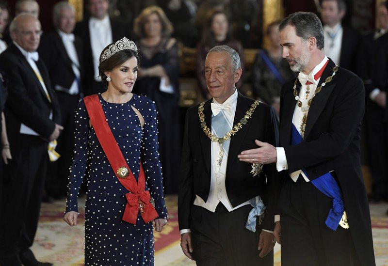 Τολμηρή βασίλισσα Λετίθια -Με τιάρα και τουαλέτα γεμάτη σκισίματα [εικόνες] | iefimerida.gr 0