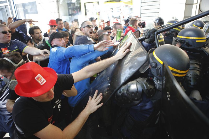 Παρίσι: Αγριες συγκρούσεις με την αστυνομία στη διαδήλωση των συνδικάτων [εικόνες] | iefimerida.gr 2