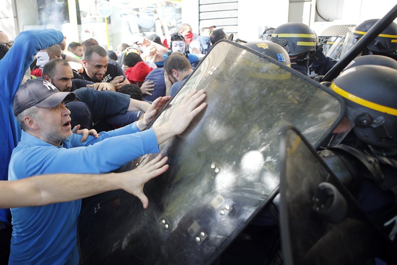 Παρίσι: Αγριες συγκρούσεις με την αστυνομία στη διαδήλωση των συνδικάτων [εικόνες] | iefimerida.gr 3