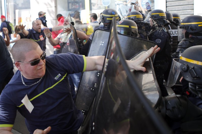 Παρίσι: Αγριες συγκρούσεις με την αστυνομία στη διαδήλωση των συνδικάτων [εικόνες] | iefimerida.gr 6