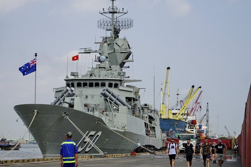 Η αυστραλιανή φρεγάτα HMAS Anzac αγκυροβολημένη στο λιμάνι της Χο Τσι Μινχ (Φωτογραφία: ΑΡ)