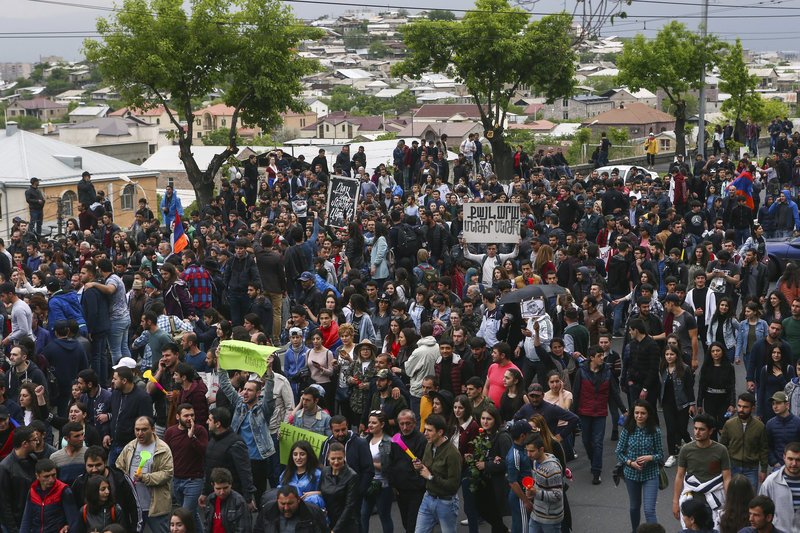 Νέες αντικυβερνητικές διαδηλώσεις στην Αρμενία – Για δέκατη συνεχή μέρα [εικόνες]  | iefimerida.gr 2