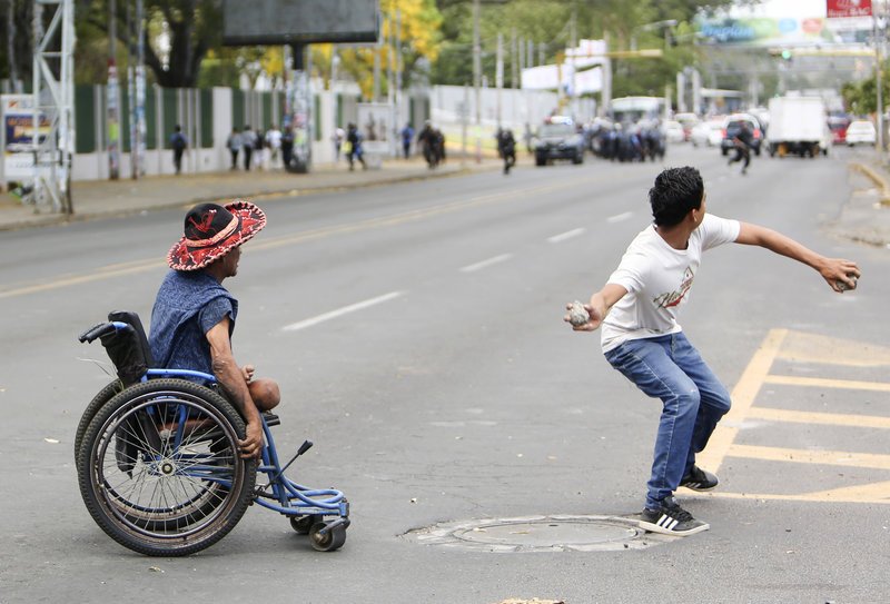 Σοκαριστικό βίντεο: Ρεπόρτερ έπεσε νεκρός σε ζωντανή αναμετάδοση ταραχών στη Νικαράγουα [εικόνες & βίντεο]  | iefimerida.gr 4