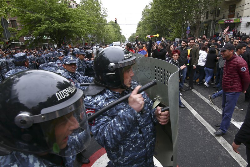 Νέες αντικυβερνητικές διαδηλώσεις στην Αρμενία – Για δέκατη συνεχή μέρα [εικόνες]  | iefimerida.gr 3