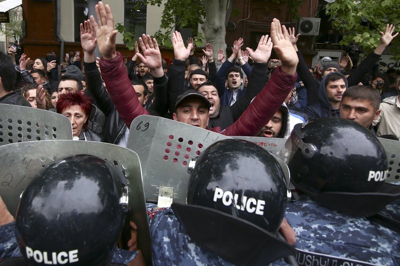 Νέες αντικυβερνητικές διαδηλώσεις στην Αρμενία – Για δέκατη συνεχή μέρα [εικόνες]  | iefimerida.gr 0