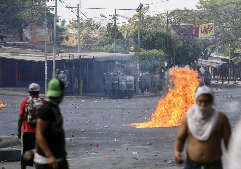 Σοκαριστικό βίντεο: Ρεπόρτερ έπεσε νεκρός σε ζωντανή αναμετάδοση ταραχών στη Νικαράγουα [εικόνες & βίντεο]  | iefimerida.gr 2