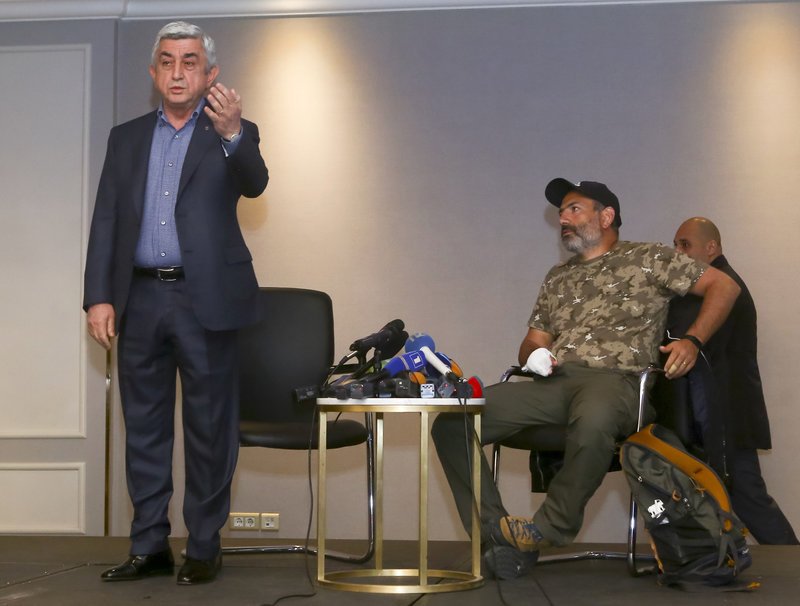 Ο πρωθυπουργός Σερζ Σαρκισιάν (όρθιος) αποχωρεί από το τηλεοπτικό τετ-α-τετ με τον ηγέτη της αντιπολίτευσης Νικόλ Πασινιάν