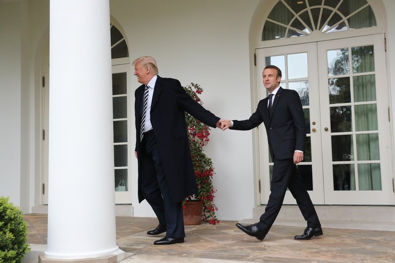 Σόου Τραμπ, άναυδος ο Μακρόν: Τίναξε... πιτυρίδα από το πέτο του Γάλλου προέδρου [εικόνες & βίντεο] | iefimerida.gr 3