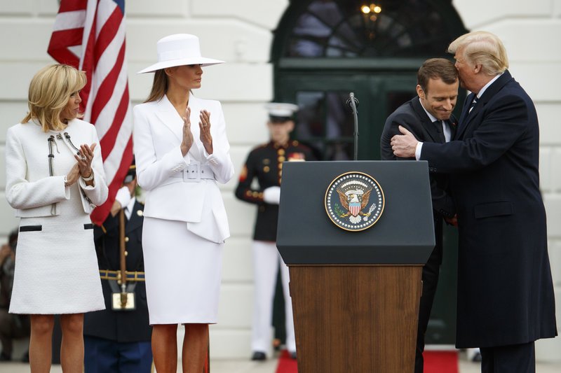 Σόου Τραμπ, άναυδος ο Μακρόν: Τίναξε... πιτυρίδα από το πέτο του Γάλλου προέδρου [εικόνες & βίντεο] | iefimerida.gr 11