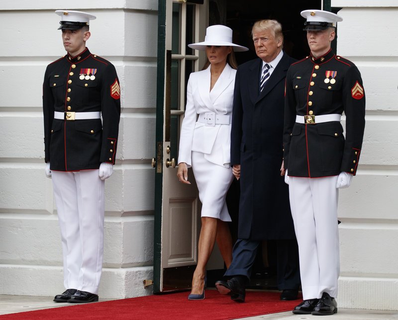 Σόου Τραμπ, άναυδος ο Μακρόν: Τίναξε... πιτυρίδα από το πέτο του Γάλλου προέδρου [εικόνες & βίντεο] | iefimerida.gr 12