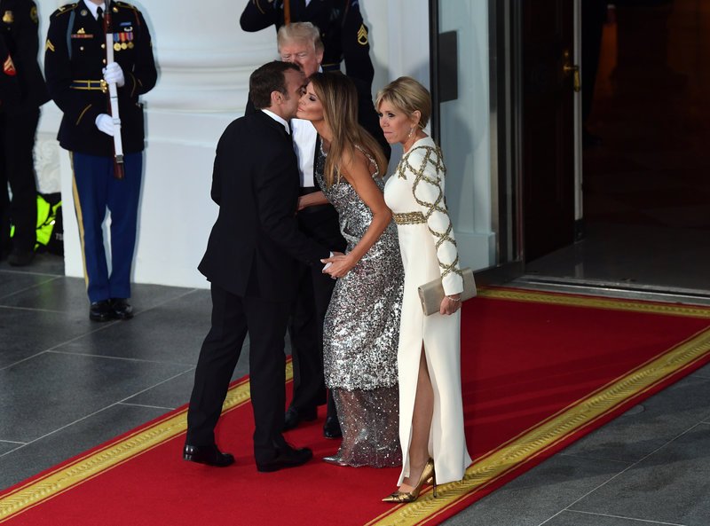 Η Μπριζίτ Μακρόν με έμπνευση από την αρχαία Ελλάδα -Σικάτη, χωρίς υπερβολές [εικόνες] | iefimerida.gr 0