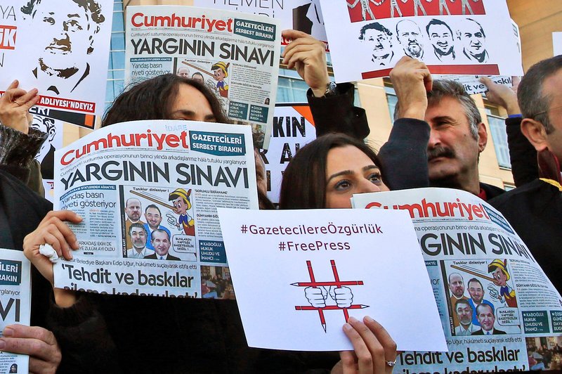 Διαμαρτυρία σε δίκη δημοσιογράφων της Cumhuriyet / Φωτογραφία: AP Images