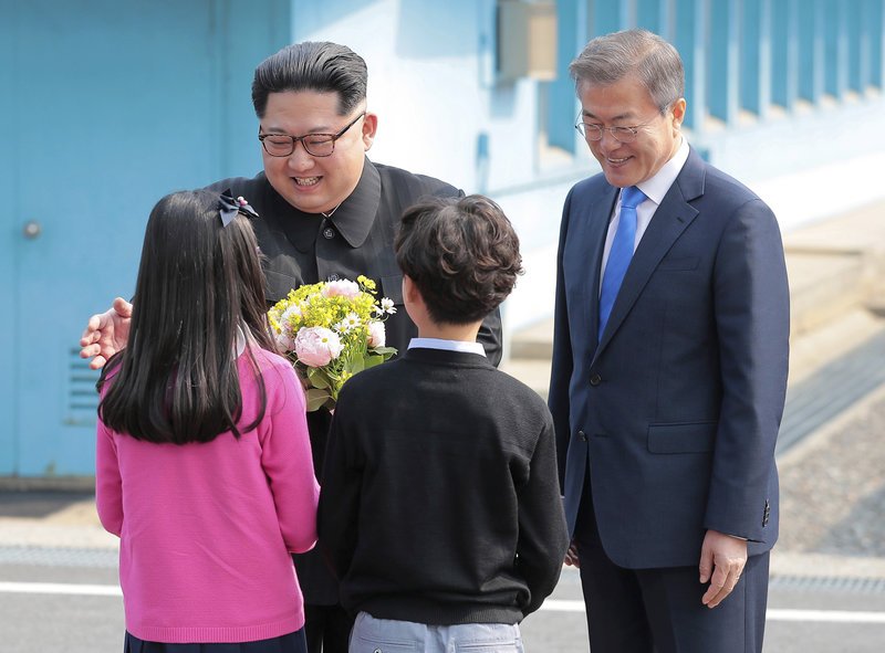 Reuters: Ο Κιμ με αστεία και αγκαλιές, θέλει να απαλλαγεί από την εικόνα του αδίστακτου νταή [εικόνες] | iefimerida.gr 3