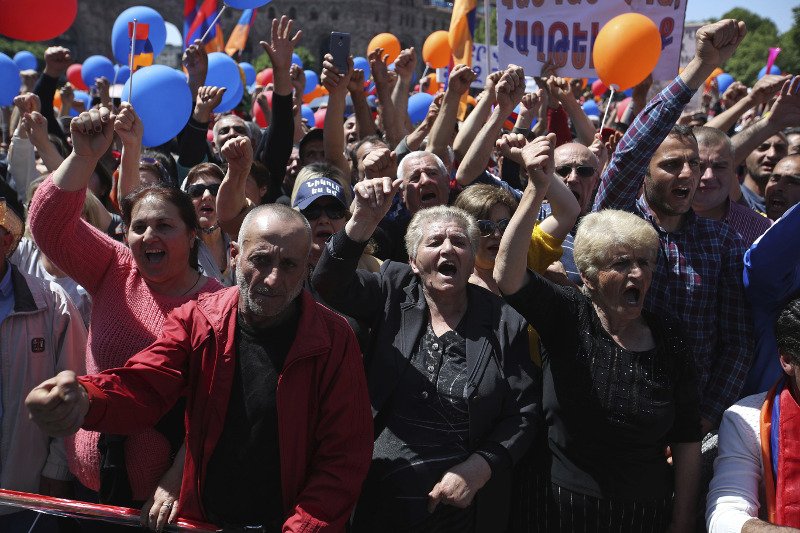 Η πολιτική κρίση στην Αρμενία έβγαλε 20.000 πολίτες στους δρόμους [εικόνες] | iefimerida.gr 1