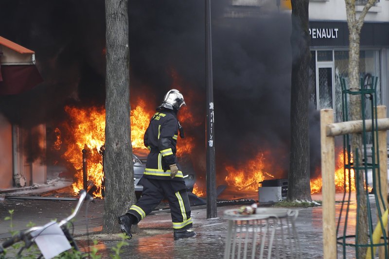 Ενα όχημα έχει τυλιχθεί στις φλόγες.