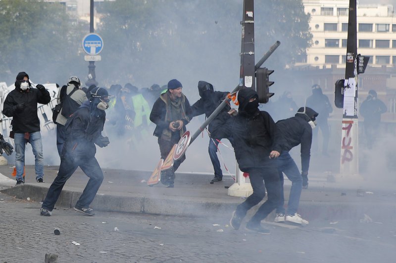 Οι διαδηλωτές κατευθύνθηκαν προς τους αστυνομικούς των μονάδων αντιμετώπισης ταραχών φωνάζοντας αντιφασιστικά συνθήματα και κρατώντας πανό κατά της κυβέρνησης, ενώ πέταξαν κροτίδες. Ορισμένοι άρχισαν να φτιάχνουν οδοφράγματα.