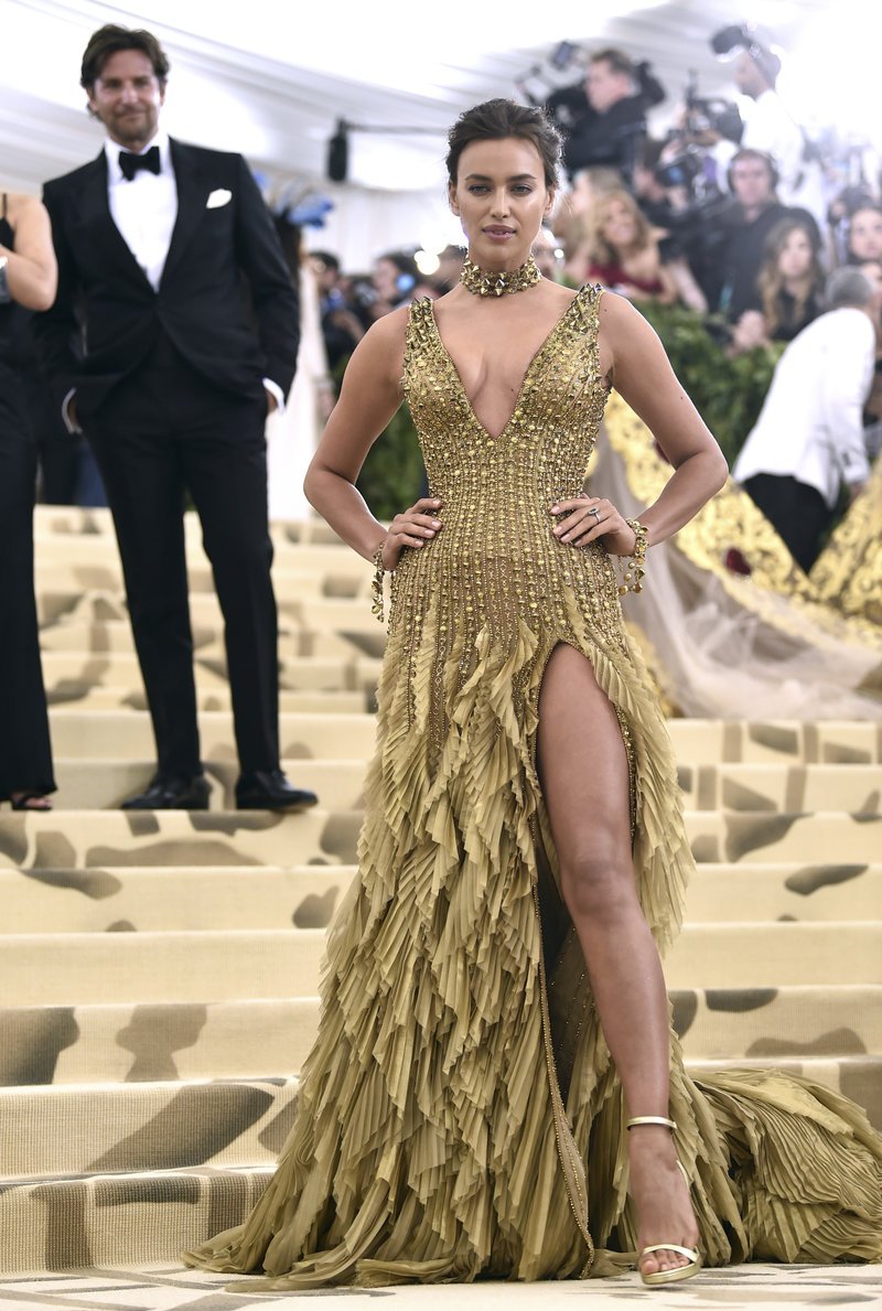 Ιρίνα Σάικ, η μόνη που ξεχώρισε στο Met Gala -Θεά, ακραία σέξι, χωρίς κιτσαρία [εικόνες] | iefimerida.gr 0