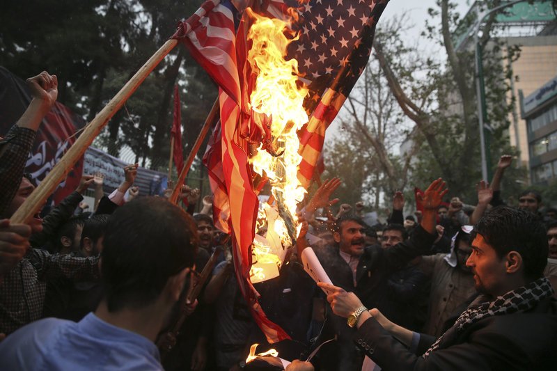 Φοιτητές διαδήλωσαν έξω από την πρώην αμερικανική πρεσβεία στην Τεχεράνη [εικόνες] | iefimerida.gr 0