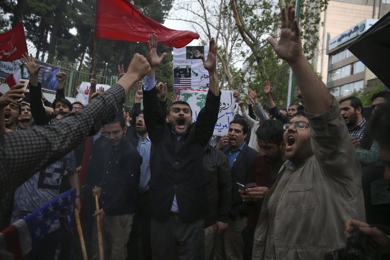 Φοιτητές διαδήλωσαν έξω από την πρώην αμερικανική πρεσβεία στην Τεχεράνη [εικόνες] | iefimerida.gr 2