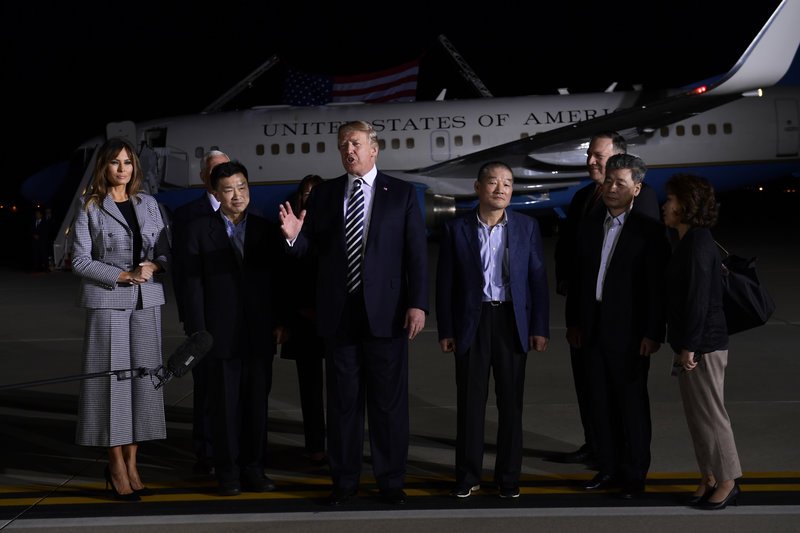 Σόου του Τραμπ κατά την υποδοχή των τριών Αμερικανών κρατουμένων από τη B. Κορέα [εικόνες & βίντεο]  | iefimerida.gr 2