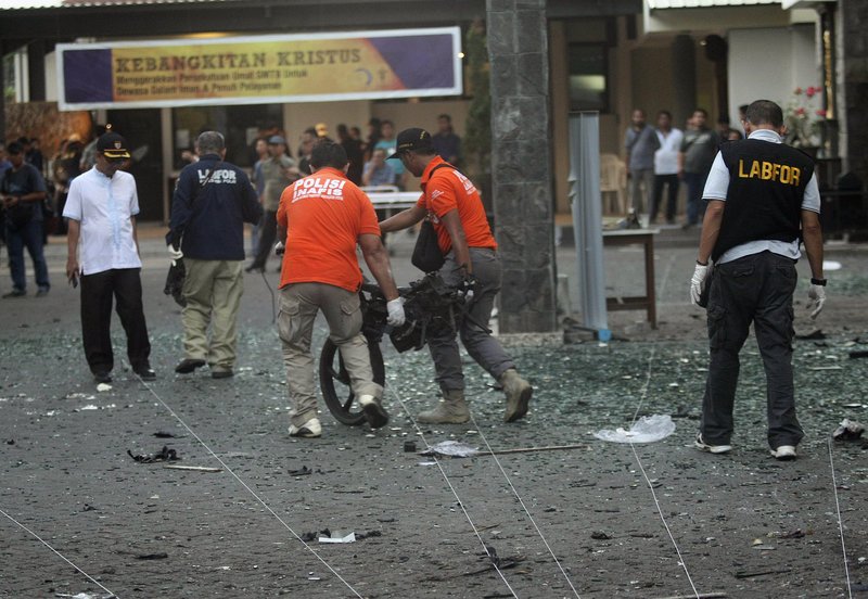 Πενταμελής οικογένεια πίσω από τη νέα επίθεση αυτοκτονίας στην Ινδονησία [εικόνες & βίντεο]  | iefimerida.gr 1