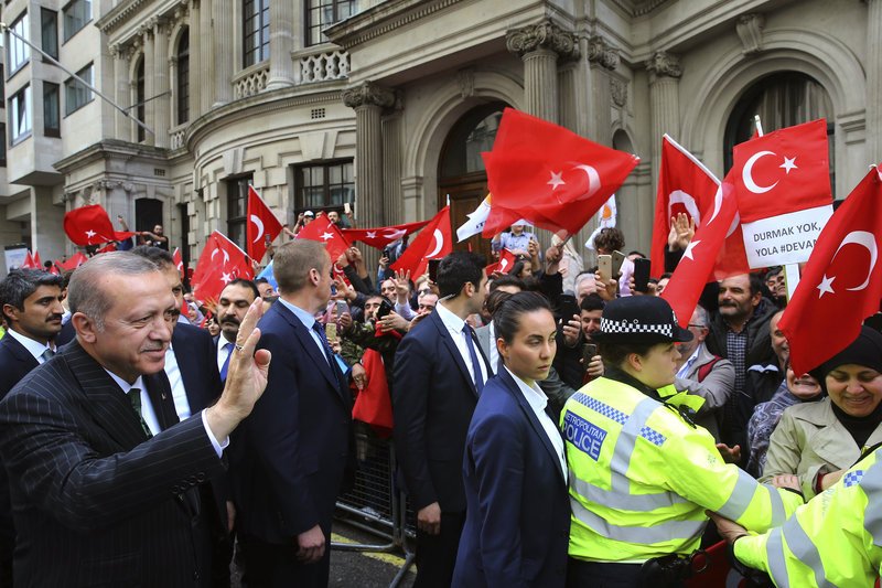 Κούρδοι διαδηλωτές προσπάθησαν να εμποδίσουν την αυτοκινητοπομπή του Ερντογάν, στη Βρετανία [βίντεο] | iefimerida.gr 1