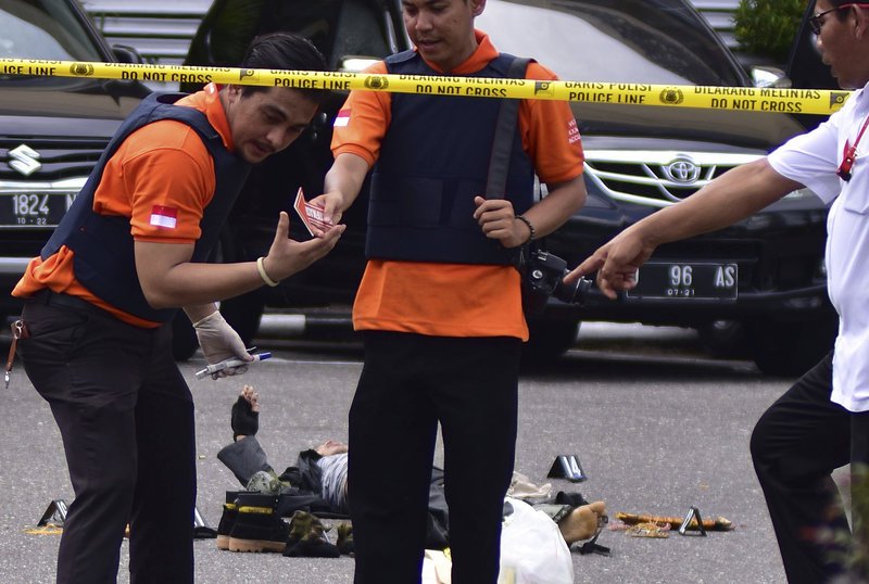 Με σπαθιά σαμουράι (!) επιτέθηκαν καμικάζι σε αστυνομικό τμήμα  στην Ινδονησία  [βίντεο]  | iefimerida.gr 0