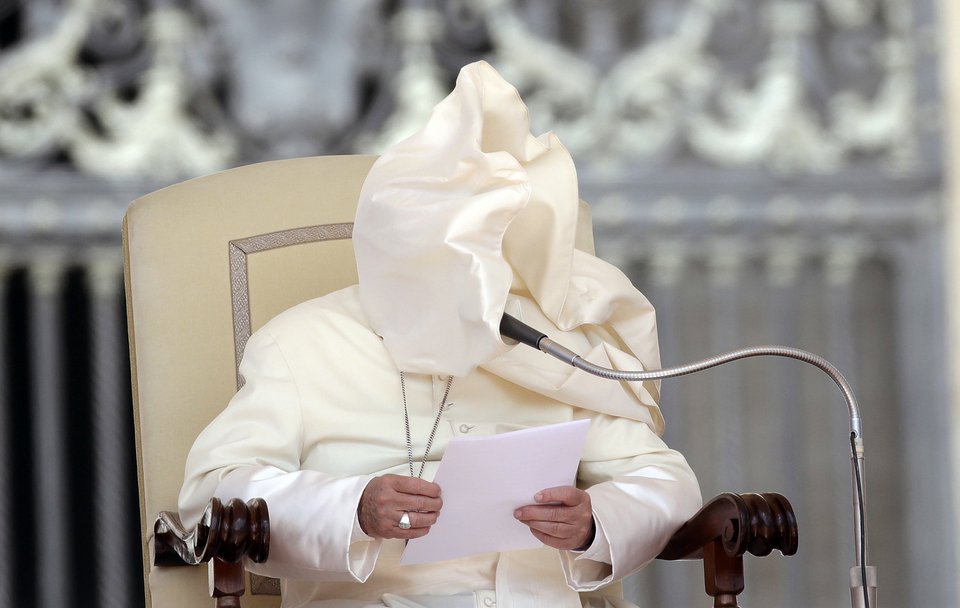 Κουκουλώθηκε ο Πάπας κατά τη διάρκεια της προσευχής [εικόνες] | iefimerida.gr 2