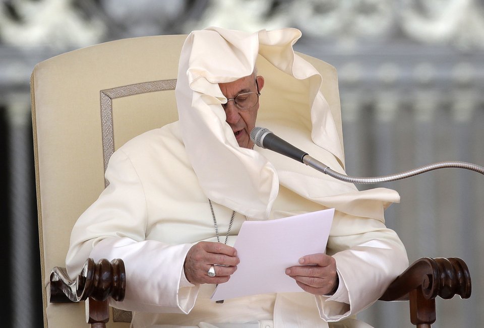 Κουκουλώθηκε ο Πάπας κατά τη διάρκεια της προσευχής [εικόνες] | iefimerida.gr 1