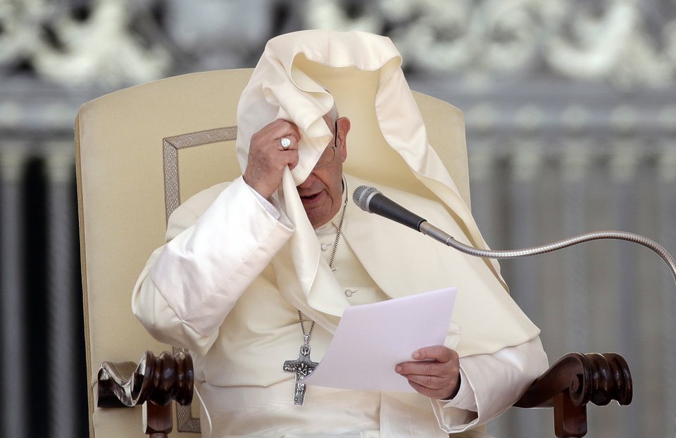 Κουκουλώθηκε ο Πάπας κατά τη διάρκεια της προσευχής [εικόνες] | iefimerida.gr 0