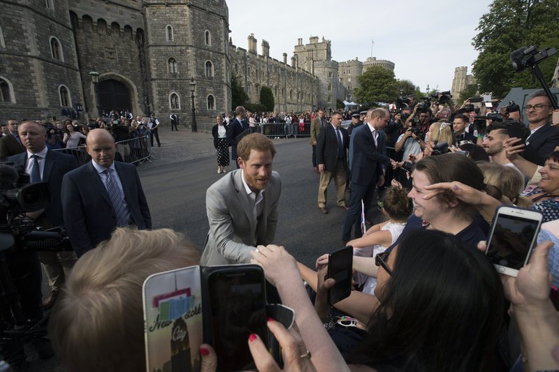 Το μπάτσελορ Χάρι-Μέγκαν: Εκείνη σε ξενοδοχείο με φίλες, εκείνος, χαλαρός, χαιρετά τον κόσμο [εικόνες] | iefimerida.gr 7