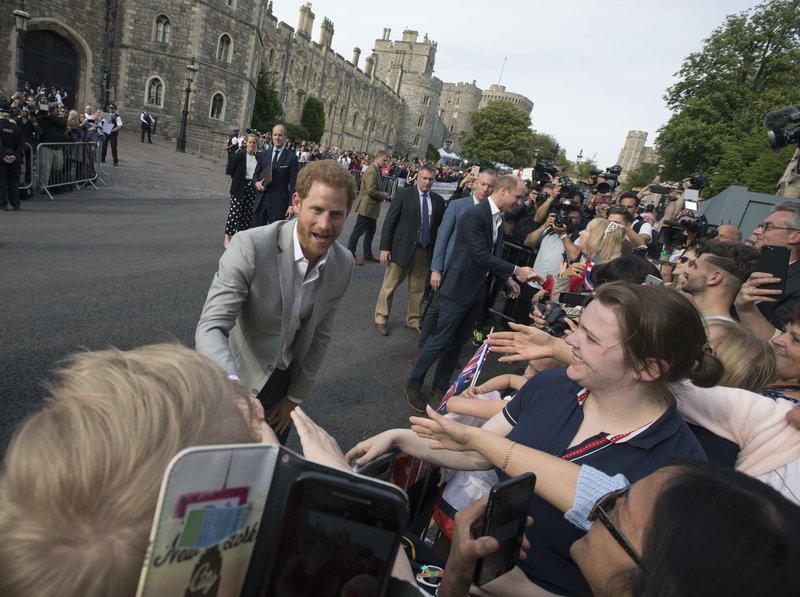 Το μπάτσελορ Χάρι-Μέγκαν: Εκείνη σε ξενοδοχείο με φίλες, εκείνος, χαλαρός, χαιρετά τον κόσμο [εικόνες] | iefimerida.gr 4