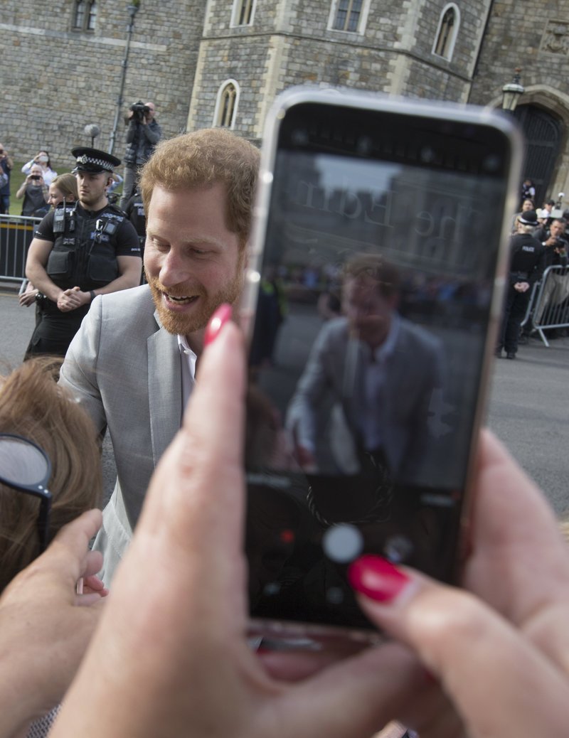 Το μπάτσελορ Χάρι-Μέγκαν: Εκείνη σε ξενοδοχείο με φίλες, εκείνος, χαλαρός, χαιρετά τον κόσμο [εικόνες] | iefimerida.gr 5