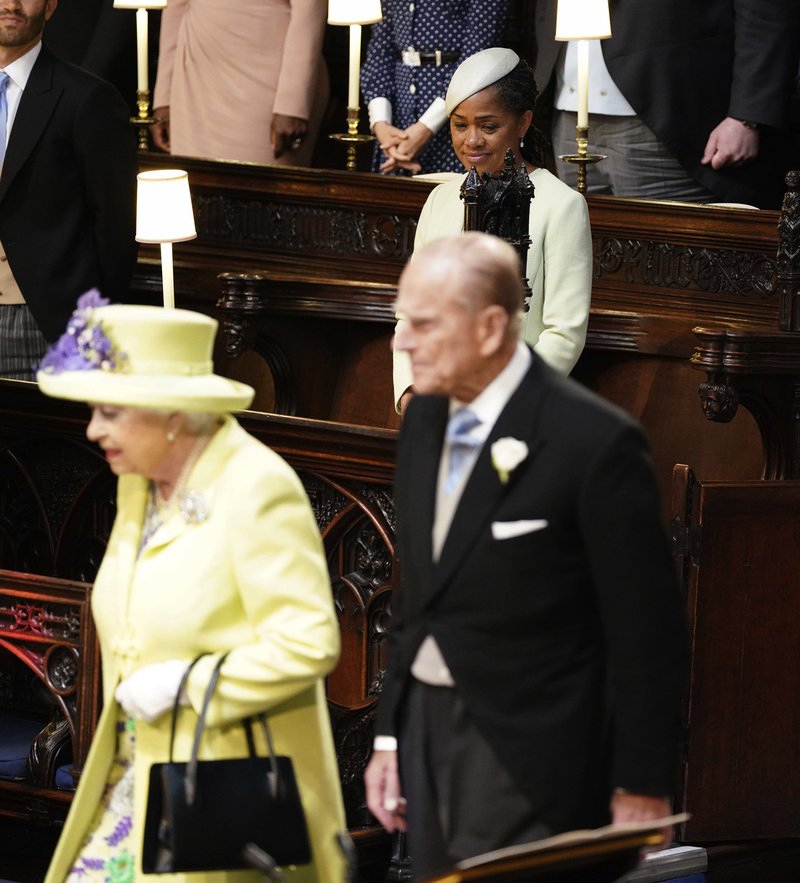 Βασιλικές εμφανίσεις: Το φωσφοριζέ η Ελισάβετ και η καπελαδούρα της Καμίλα [εικόνες] | iefimerida.gr 1