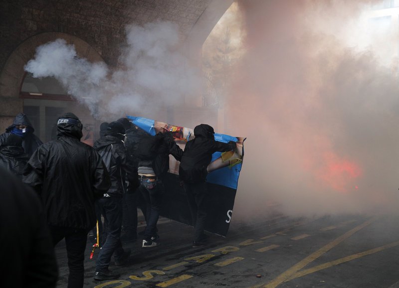 Επεισόδια στο Παρίσι: Συμπλοκές κουκουλοφόρων και αστυνομίας -Δακρυγόνα και πετροπόλεμος [εικόνες] | iefimerida.gr 0
