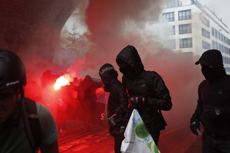 Επεισόδια στο Παρίσι: Συμπλοκές κουκουλοφόρων και αστυνομίας -Δακρυγόνα και πετροπόλεμος [εικόνες] | iefimerida.gr 1