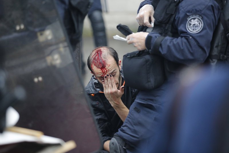 Επεισόδια στο Παρίσι: Συμπλοκές κουκουλοφόρων και αστυνομίας -Δακρυγόνα και πετροπόλεμος [εικόνες] | iefimerida.gr 2