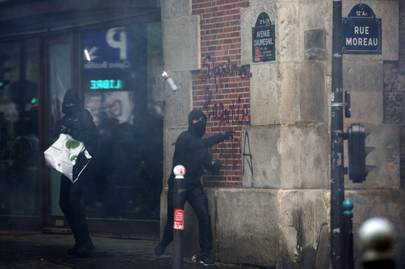 Επεισόδια στο Παρίσι: Συμπλοκές κουκουλοφόρων και αστυνομίας -Δακρυγόνα και πετροπόλεμος [εικόνες] | iefimerida.gr 3