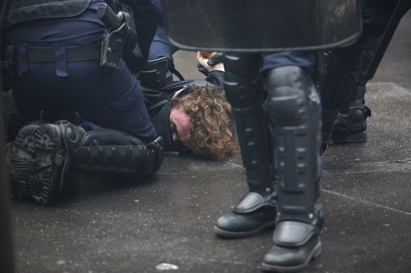 Επεισόδια στο Παρίσι: Συμπλοκές κουκουλοφόρων και αστυνομίας -Δακρυγόνα και πετροπόλεμος [εικόνες] | iefimerida.gr 4