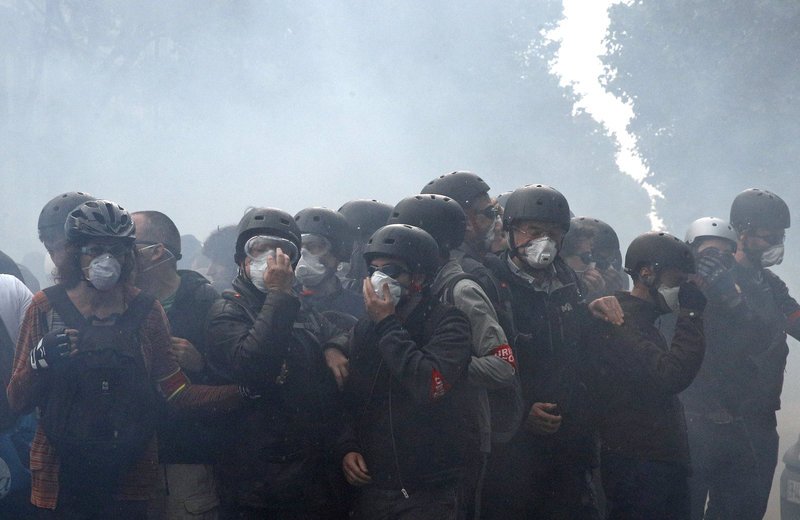 Επεισόδια στο Παρίσι: Συμπλοκές κουκουλοφόρων και αστυνομίας -Δακρυγόνα και πετροπόλεμος [εικόνες] | iefimerida.gr 8