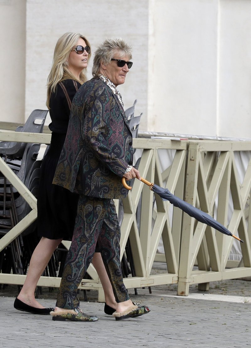 «Θεούλης» Ροντ Στιούαρτ: Πήγε στο Βατικανό να ακούσει τον Πάπα με παντόφλες [εικόνες] | iefimerida.gr 2